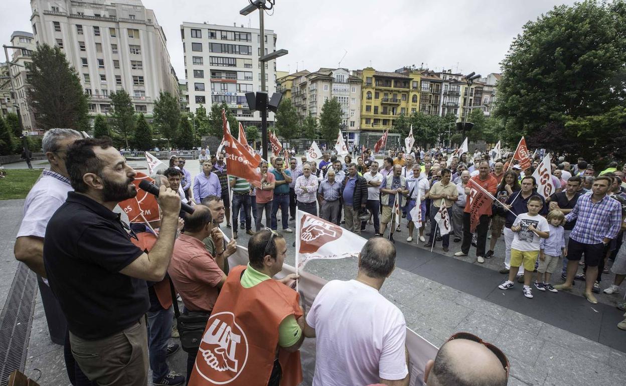 Asamblea de la plantilla de Ascán-Geaser en la plaza del Ayuntamiento en 2017, cuando se convocó una huelga para la Semana Grande.