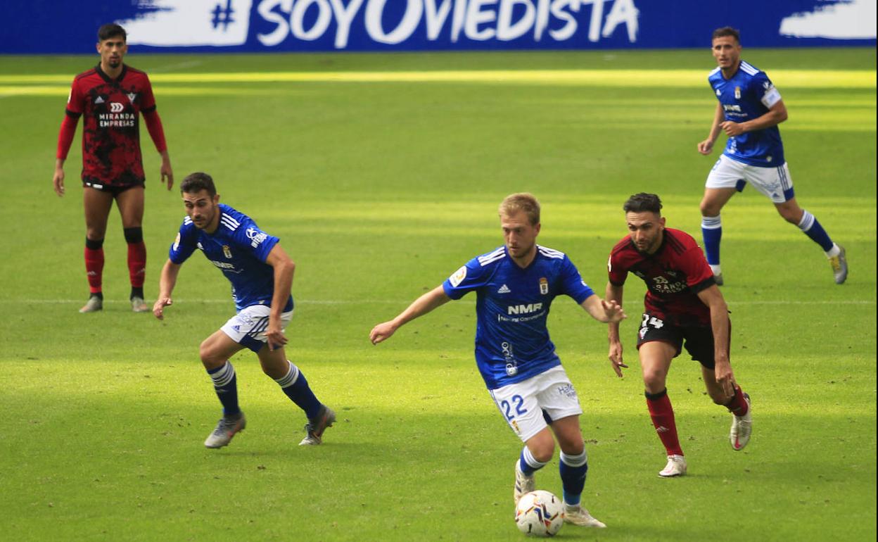 Edu Cortina dirige el balón durante uno de los partidos con la camiseta del Oviedo esta temporada.