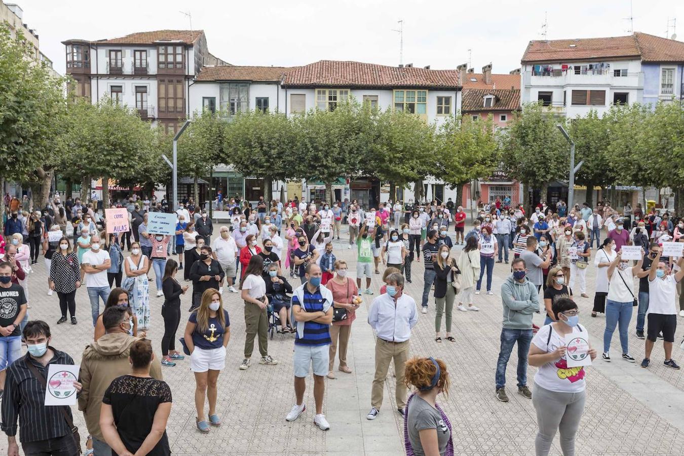 Cientos de padres y vecinos de Santoña se han concentrado en contra de la decisión del Gobierno de Cantabria de abrir mañana, lunes, los centros educativos del municipio.