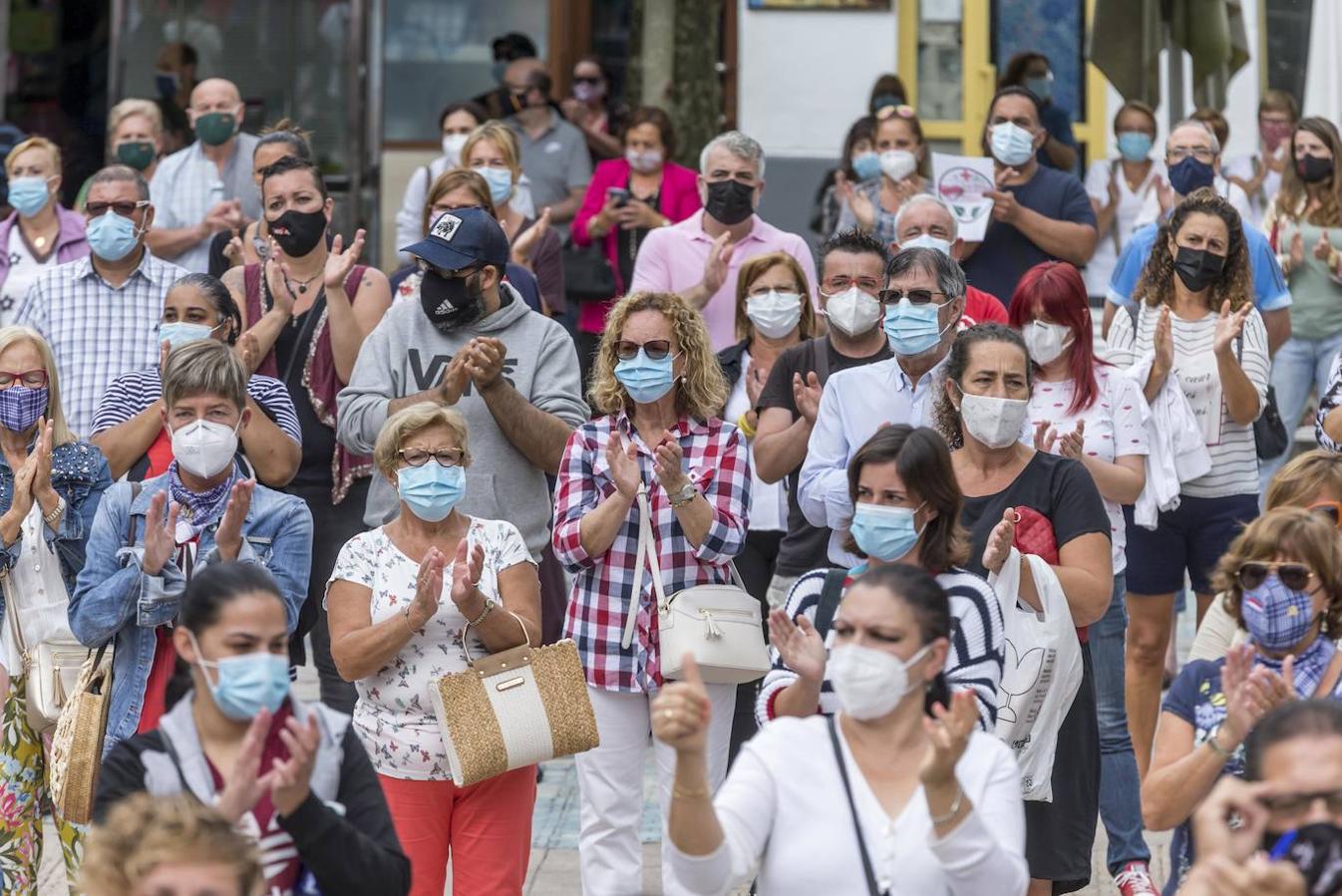 Cientos de padres y vecinos de Santoña se han concentrado en contra de la decisión del Gobierno de Cantabria de abrir mañana, lunes, los centros educativos del municipio.