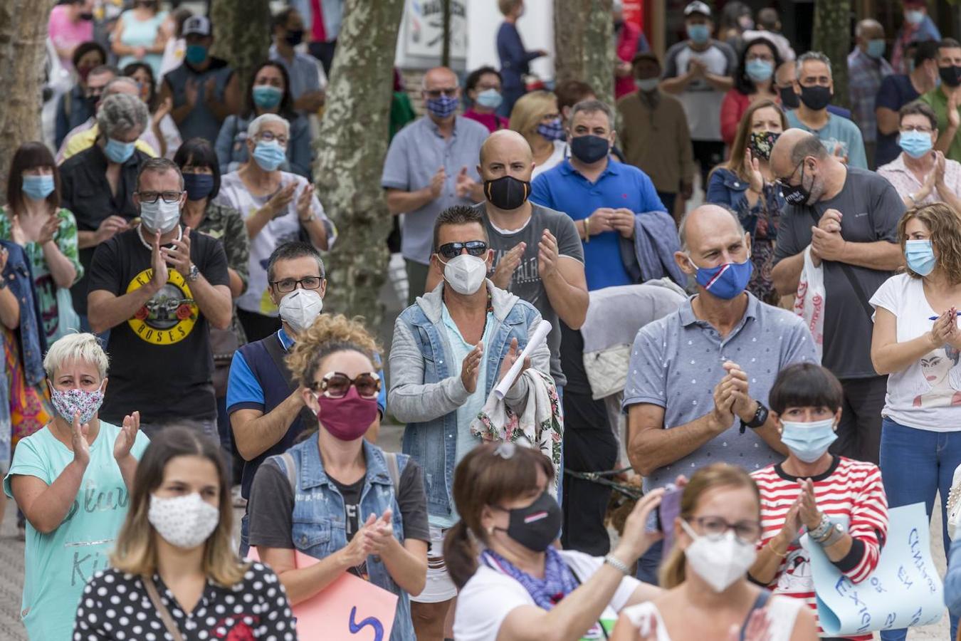 Cientos de padres y vecinos de Santoña se han concentrado en contra de la decisión del Gobierno de Cantabria de abrir mañana, lunes, los centros educativos del municipio.