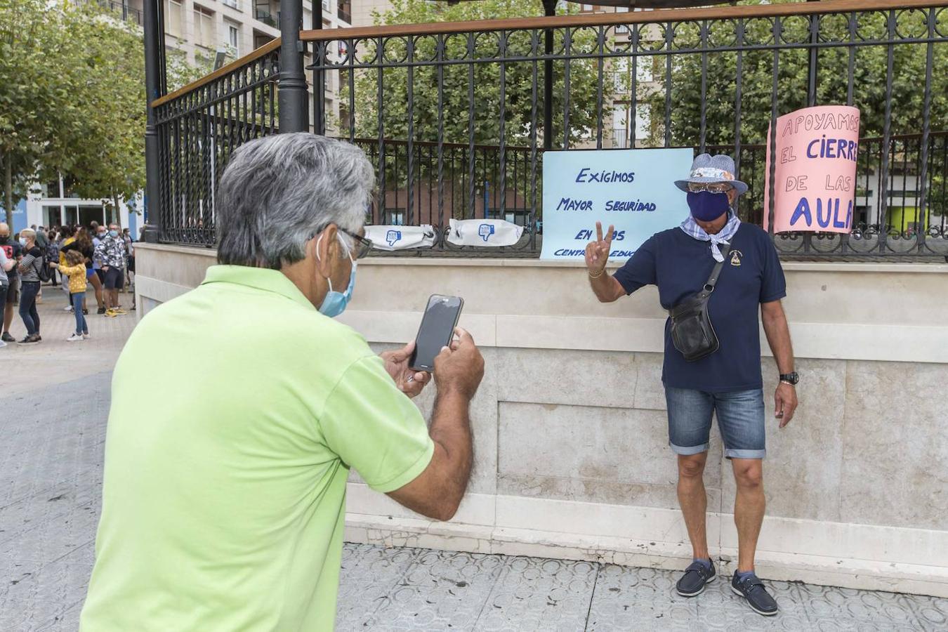 Cientos de padres y vecinos de Santoña se han concentrado en contra de la decisión del Gobierno de Cantabria de abrir mañana, lunes, los centros educativos del municipio.