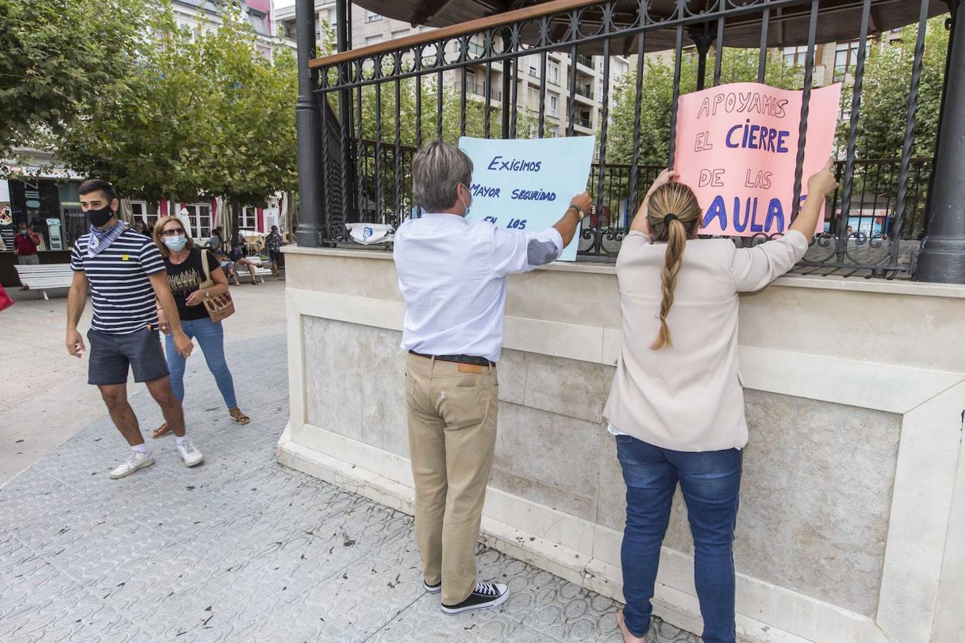 Cientos de padres y vecinos de Santoña se han concentrado en contra de la decisión del Gobierno de Cantabria de abrir mañana, lunes, los centros educativos del municipio.