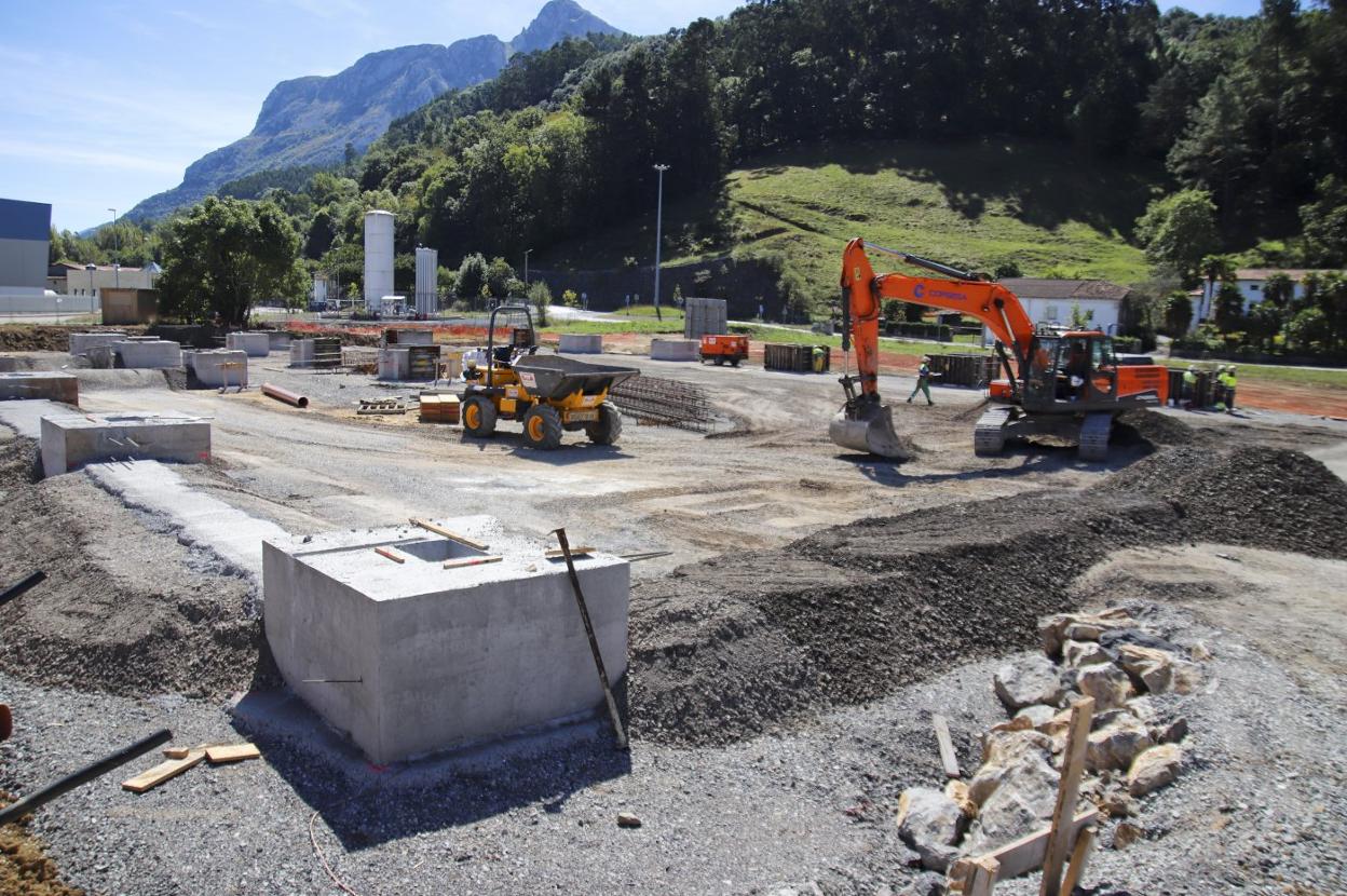  Primeros trabajos en firme sobre el terreno para levantar la planta salmonera en el Polígono del Alto Asón. ABEL VERANO