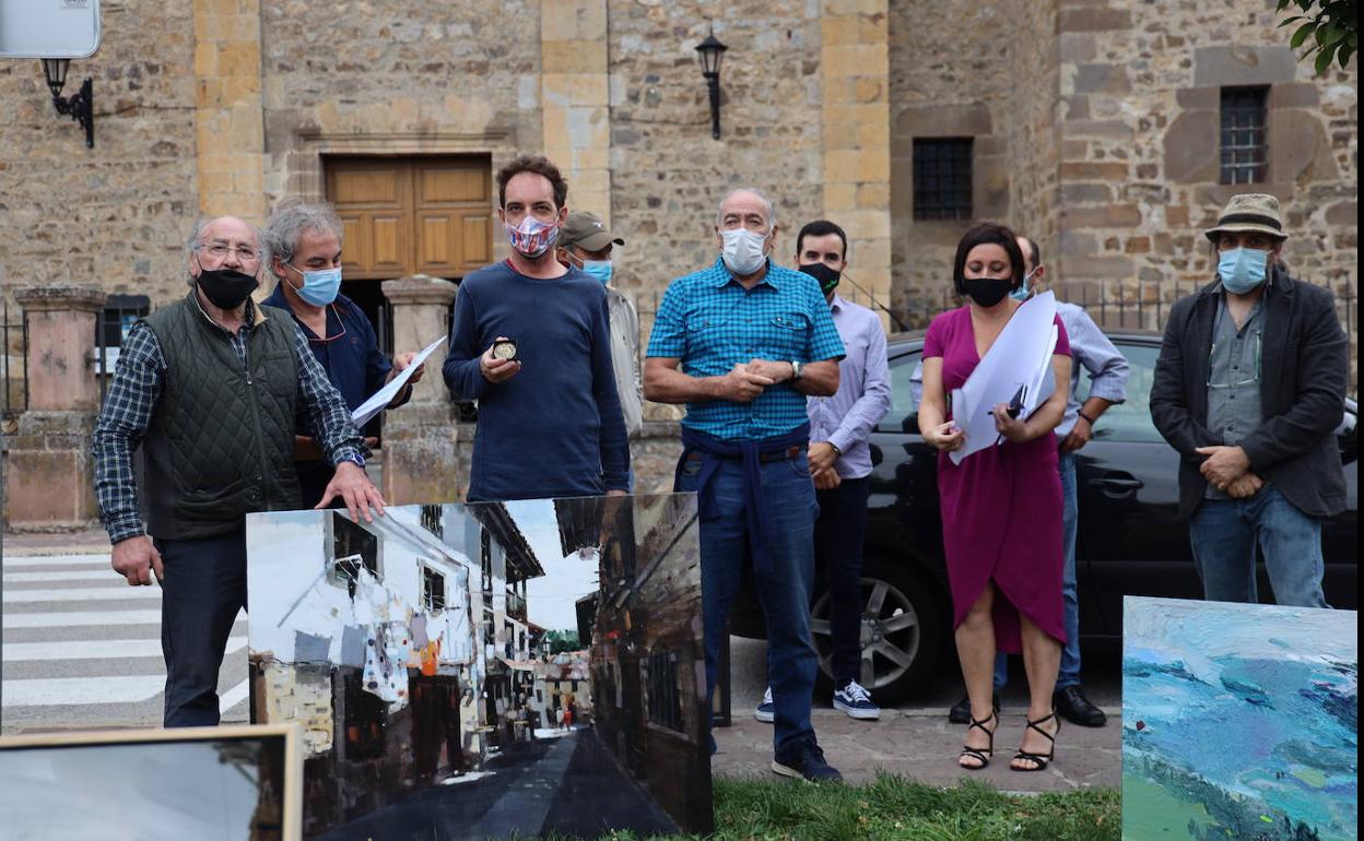 El pintor José Miguel Arranz, en el centro, muestra el primer premio del concurso.