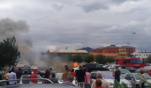 Curiosos viendo trabajar a los bomberos.