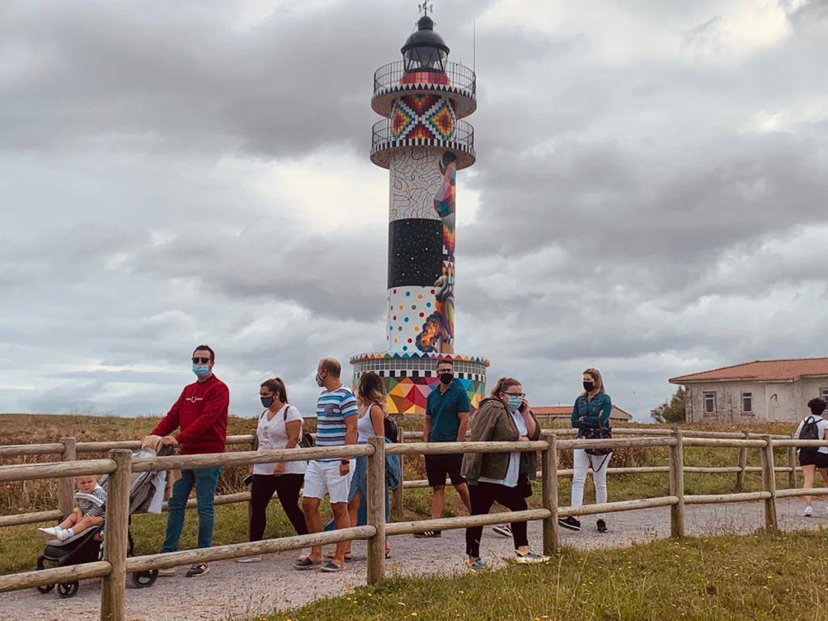 Colas de gente para ver de cerca el faro pintado por Okuda en Ajo