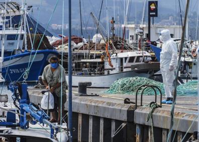 Imagen secundaria 1 - Personal sanitario espera a los pescadores de Burela y controles de la Guardia Civil el pasado miércoles.