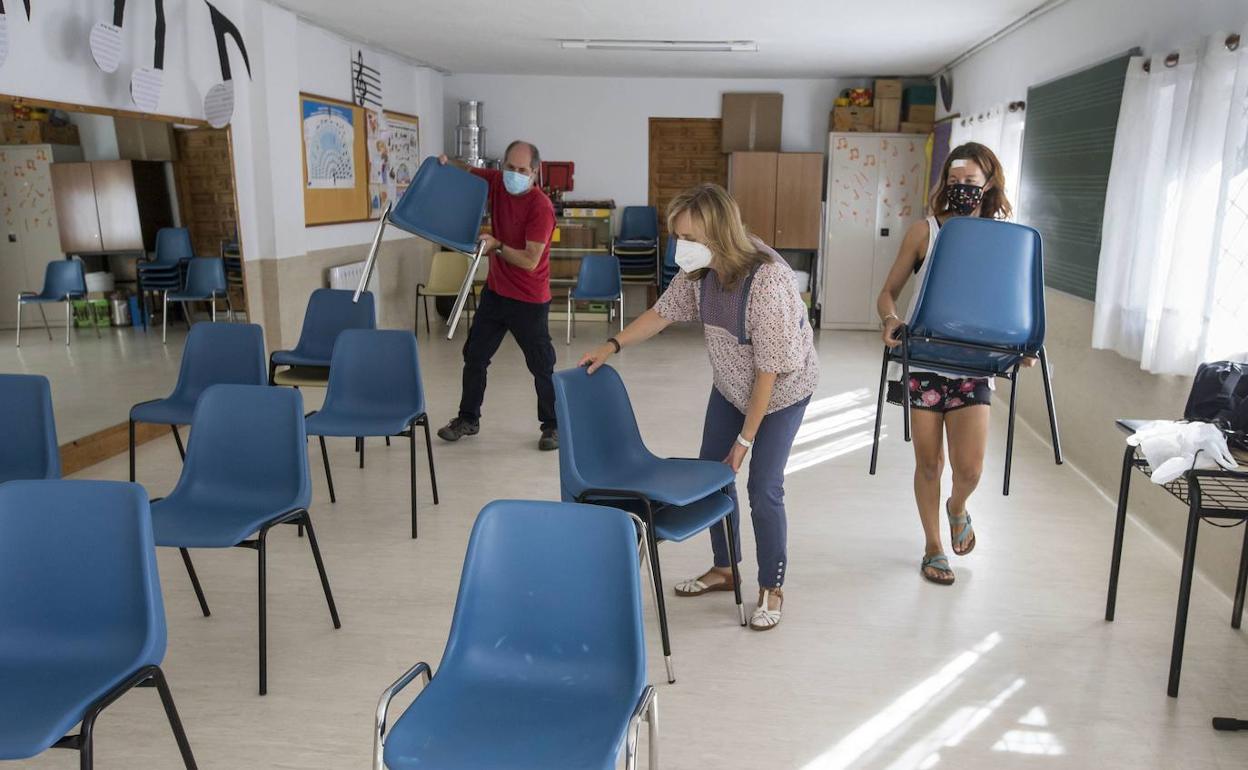 Preparativos en un colegio de Santander para el nuevo curso escolar.