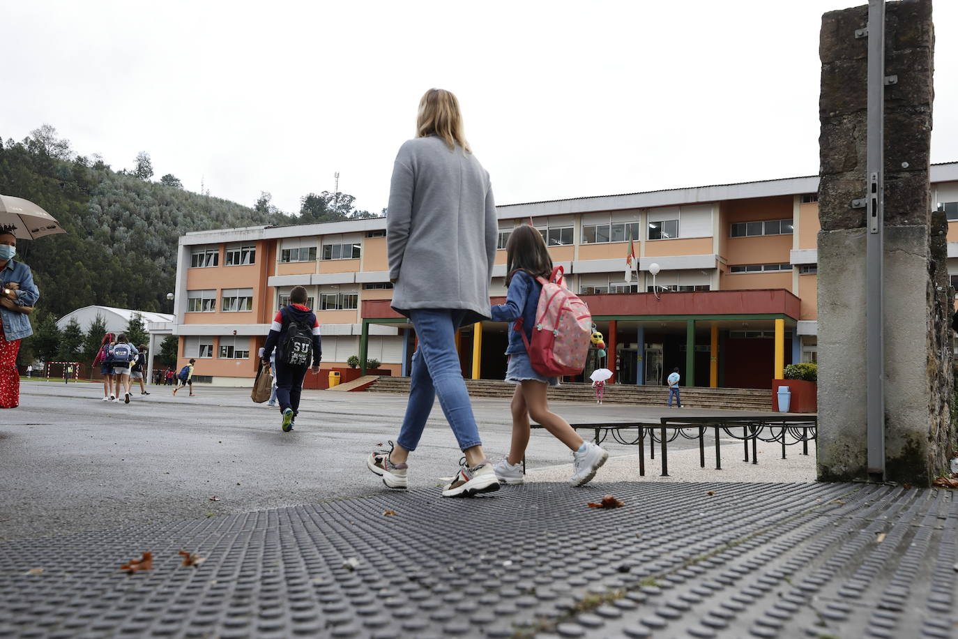 Imágenes de la 'vuelta al cole' en Cabezón de la Sal.