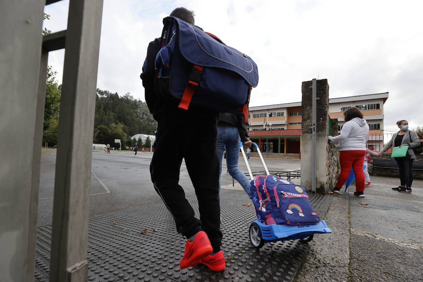 Imágenes de la 'vuelta al cole' en Cabezón de la Sal.