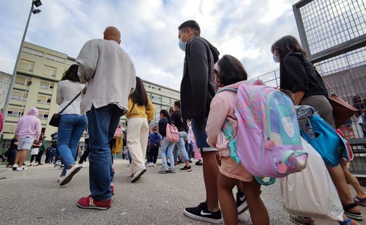 Mascarillas y tomas de temperatura en la 'vuelta al cole' en Cantabria