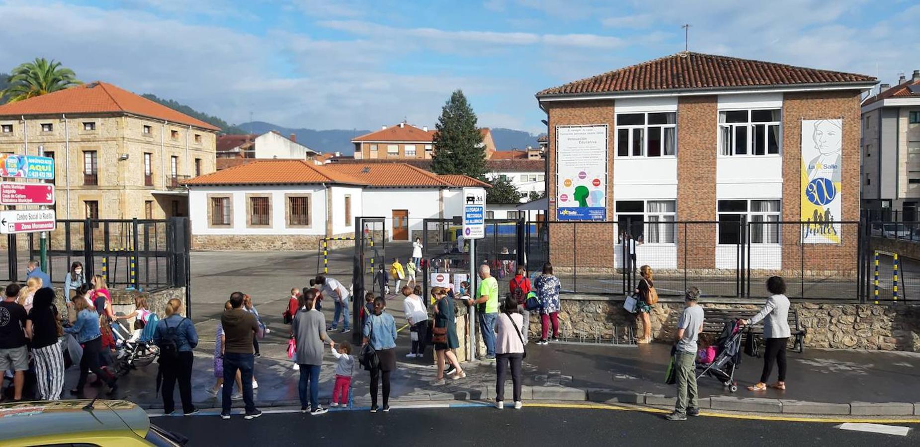 Niños con mascarilla, entradas escalonadas, orden, protocolos y muchas dudas. Así está siendo la 'vuelta al cole' en Cantabria, un día importante marcado por la incertidumbre de la evolución de la pandemia.