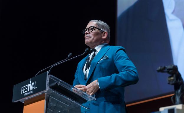 Boris Izaguirre recibía su premio muy emocionado.