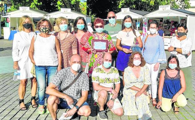 Representantes del colectivo de bibliotecas posan tras recibir el premio de los libreros cántabros.