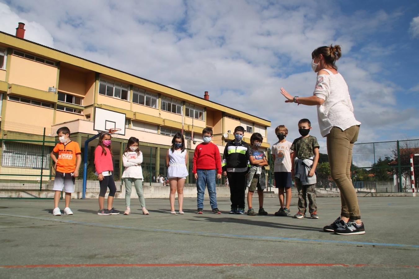 Niños con mascarilla, entradas escalonadas, orden, protocolos y muchas dudas. Así está siendo la 'vuelta al cole' en Cantabria, un día importante marcado por la incertidumbre de la evolución de la pandemia.