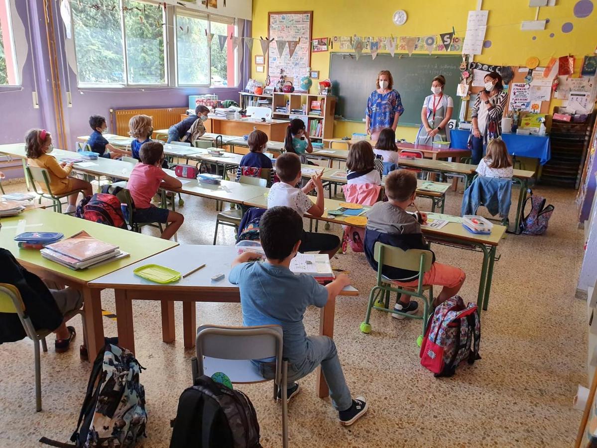 Niños con mascarilla, entradas escalonadas, orden, protocolos y muchas dudas. Así está siendo la 'vuelta al cole' en Cantabria, un día importante marcado por la incertidumbre de la evolución de la pandemia.