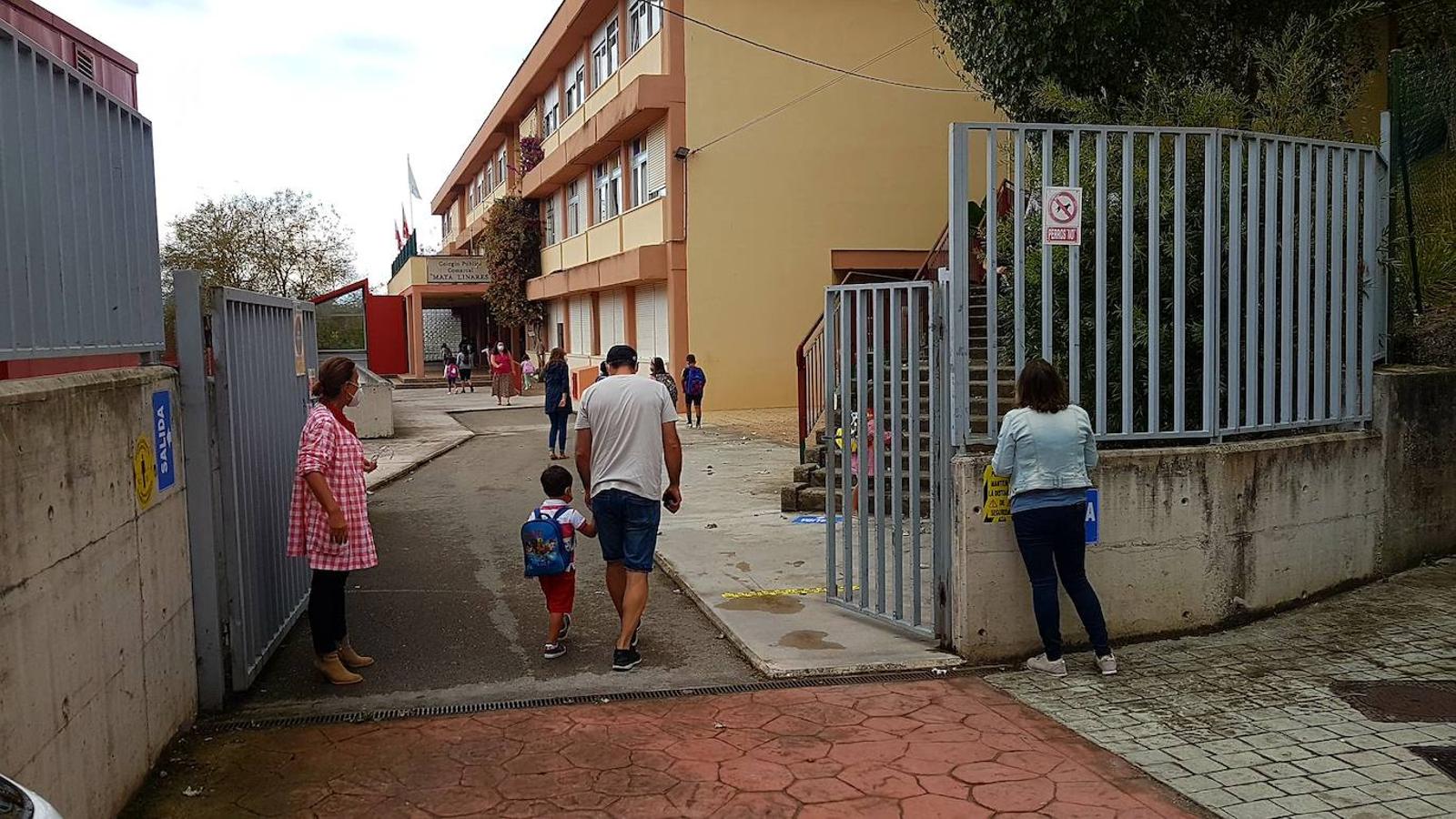 Niños con mascarilla, entradas escalonadas, orden, protocolos y muchas dudas. Así está siendo la 'vuelta al cole' en Cantabria, un día importante marcado por la incertidumbre de la evolución de la pandemia.