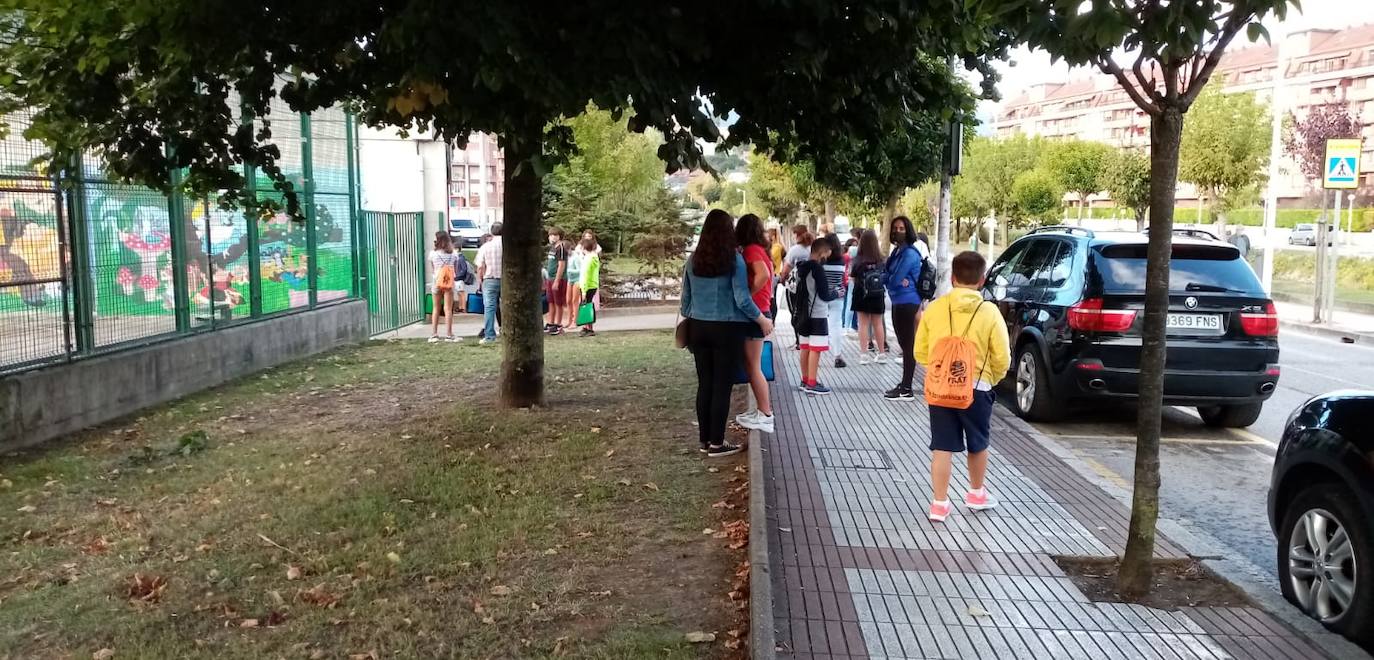 Niños con mascarilla, entradas escalonadas, orden, protocolos y muchas dudas. Así está siendo la 'vuelta al cole' en Cantabria, un día importante marcado por la incertidumbre de la evolución de la pandemia.