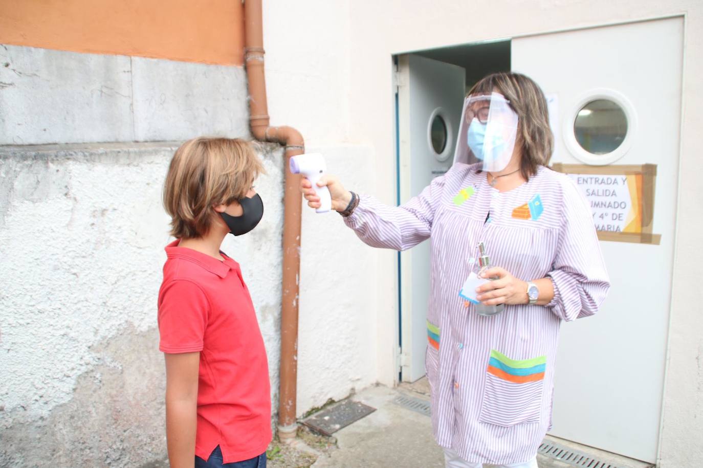 Niños con mascarilla, entradas escalonadas, orden, protocolos y muchas dudas. Así está siendo la 'vuelta al cole' en Cantabria, un día importante marcado por la incertidumbre de la evolución de la pandemia.