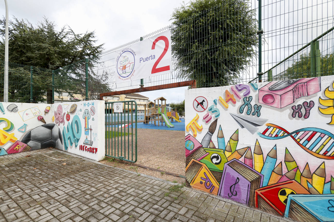 Primer día lectivo en la localidad de Santoña, que permanece confinada por la alta tasa de contagios. La vuelta a clase en esta localidad ha sido complicada, debido a que profesores y padres de alumnos han objetado que mandar los niños a clase fuera conveniente en el actual estado del pueblo.