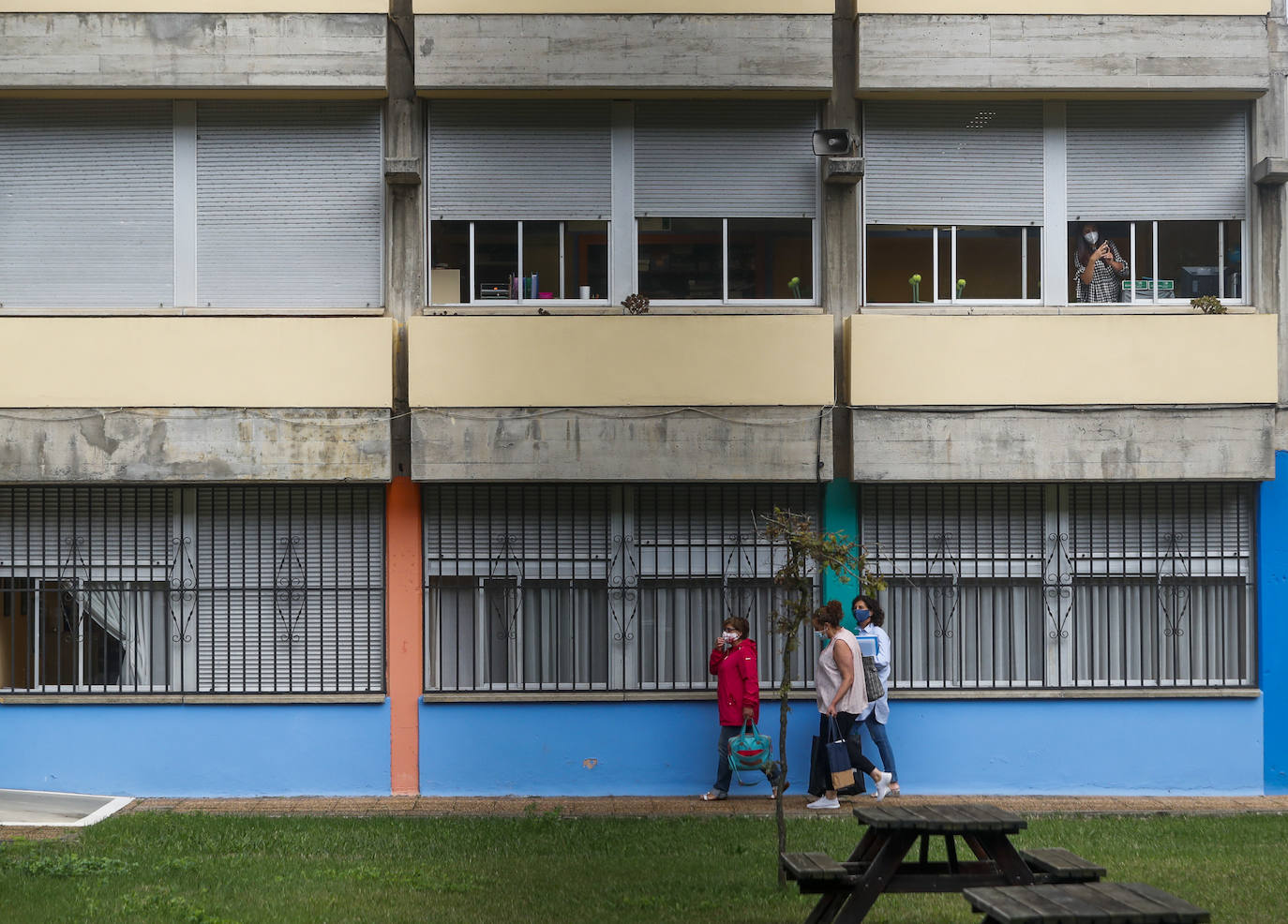 Primer día lectivo en la localidad de Santoña, que permanece confinada por la alta tasa de contagios. La vuelta a clase en esta localidad ha sido complicada, debido a que profesores y padres de alumnos han objetado que mandar los niños a clase fuera conveniente en el actual estado del pueblo.