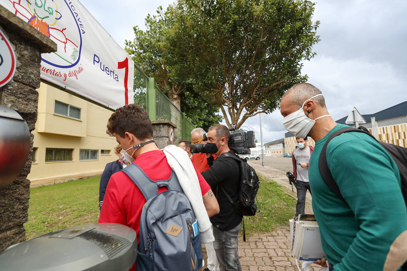 Primer día lectivo en la localidad de Santoña, que permanece confinada por la alta tasa de contagios. La vuelta a clase en esta localidad ha sido complicada, debido a que profesores y padres de alumnos han objetado que mandar los niños a clase fuera conveniente en el actual estado del pueblo.