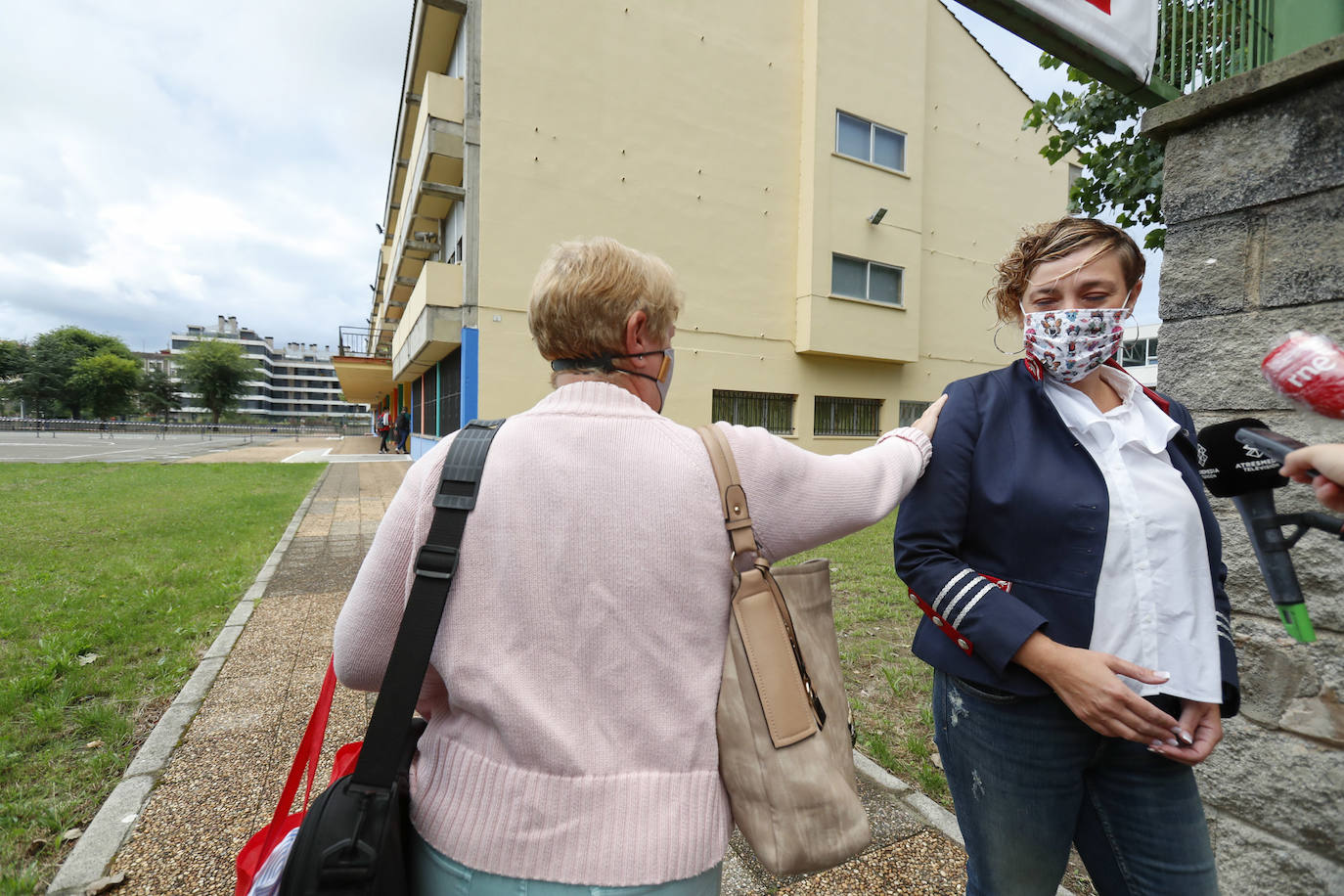 Primer día lectivo en la localidad de Santoña, que permanece confinada por la alta tasa de contagios. La vuelta a clase en esta localidad ha sido complicada, debido a que profesores y padres de alumnos han objetado que mandar los niños a clase fuera conveniente en el actual estado del pueblo.