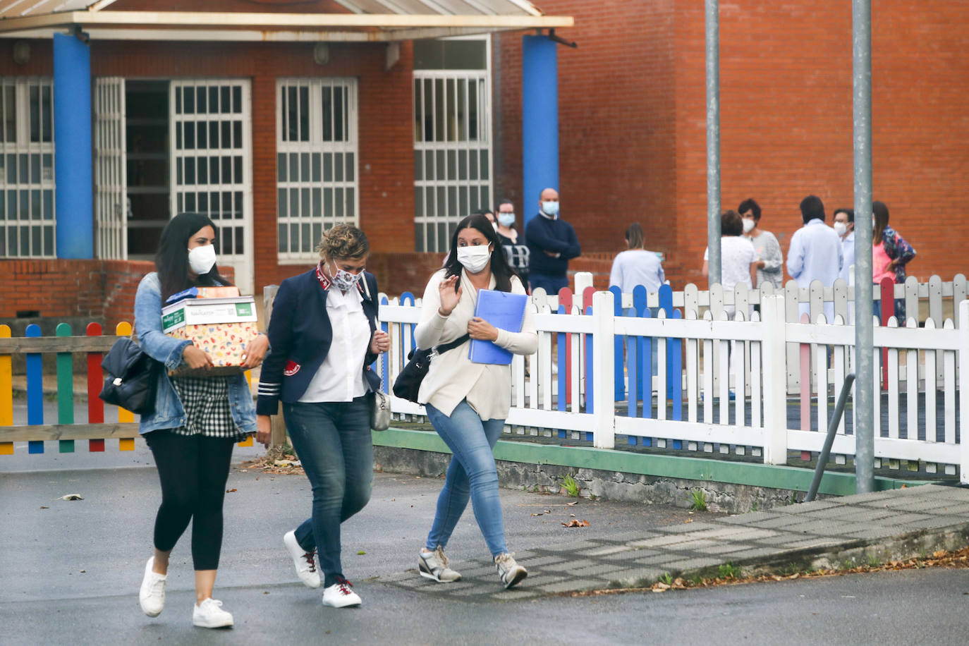 Primer día lectivo en la localidad de Santoña, que permanece confinada por la alta tasa de contagios. La vuelta a clase en esta localidad ha sido complicada, debido a que profesores y padres de alumnos han objetado que mandar los niños a clase fuera conveniente en el actual estado del pueblo.