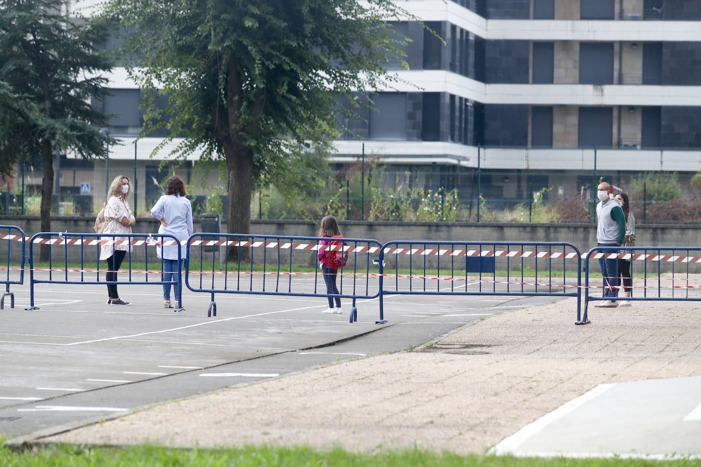 Primer día lectivo en la localidad de Santoña, que permanece confinada por la alta tasa de contagios. La vuelta a clase en esta localidad ha sido complicada, debido a que profesores y padres de alumnos han objetado que mandar los niños a clase fuera conveniente en el actual estado del pueblo.