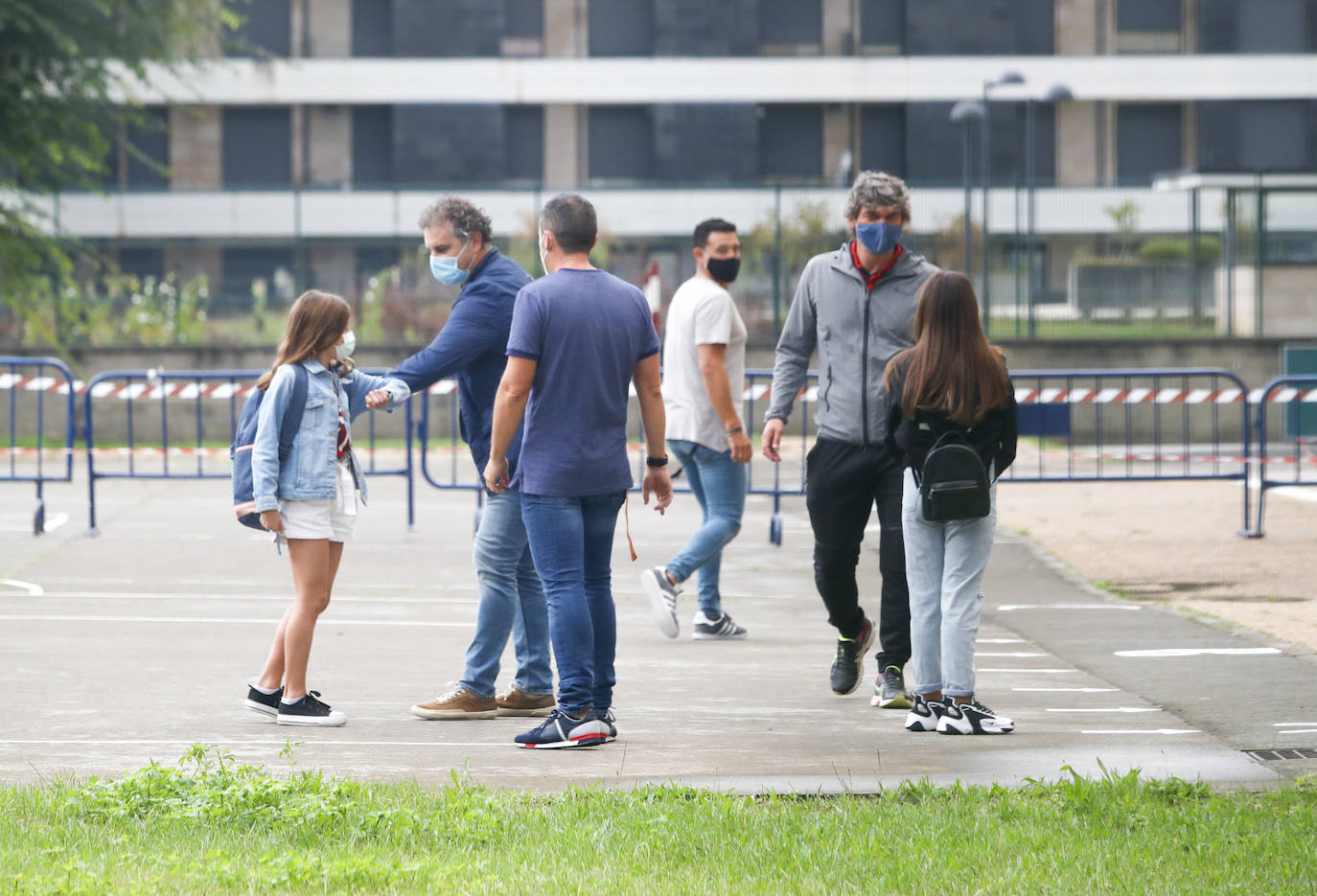 Primer día lectivo en la localidad de Santoña, que permanece confinada por la alta tasa de contagios. La vuelta a clase en esta localidad ha sido complicada, debido a que profesores y padres de alumnos han objetado que mandar los niños a clase fuera conveniente en el actual estado del pueblo.