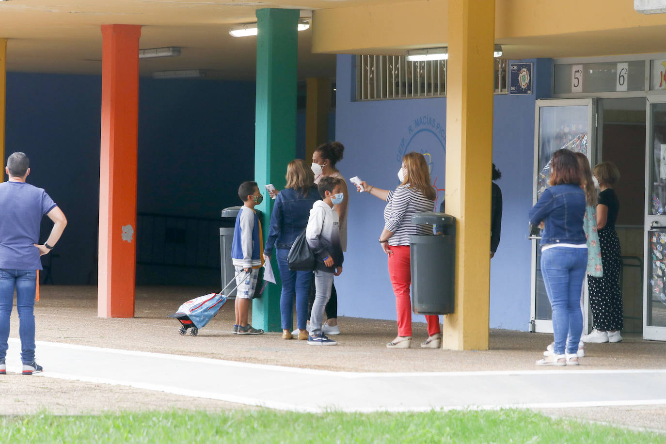 Primer día lectivo en la localidad de Santoña, que permanece confinada por la alta tasa de contagios. La vuelta a clase en esta localidad ha sido complicada, debido a que profesores y padres de alumnos han objetado que mandar los niños a clase fuera conveniente en el actual estado del pueblo.