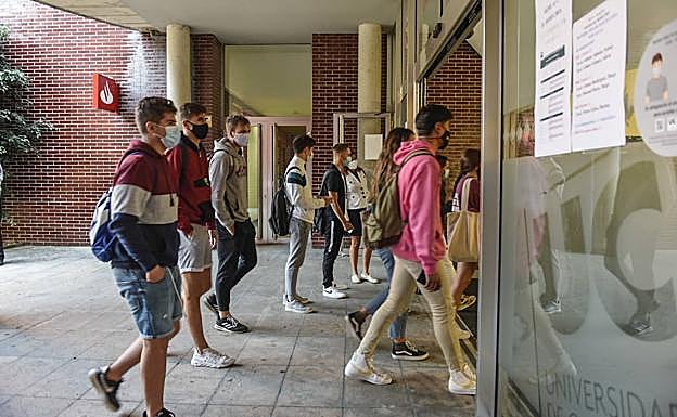 Los jóvenes acceden de forma ordenada y con mascarilla a la Facultad de Derecho, una de las dos sedes de las pruebas.