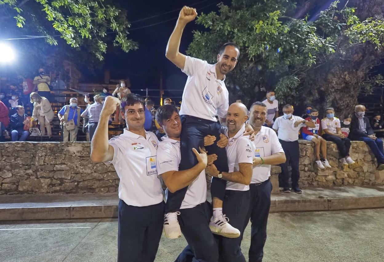 Domínguez, Gandarillas, Rubén Rodríguez y Jaime García alzan a Cagigas, el héroe del último chico.