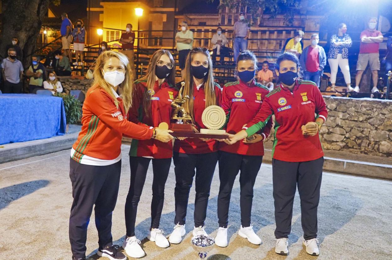 Laura Absacal, Águeda Cagigas, Iris Cagigas, Andrea Gómez y Miriam Velarde con los trofeos de campeonas. 