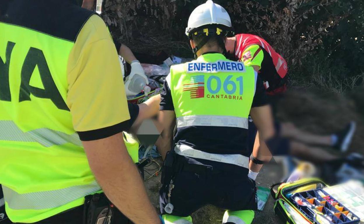 Muere un hombre que corría por el camino de la playa de Sonabia