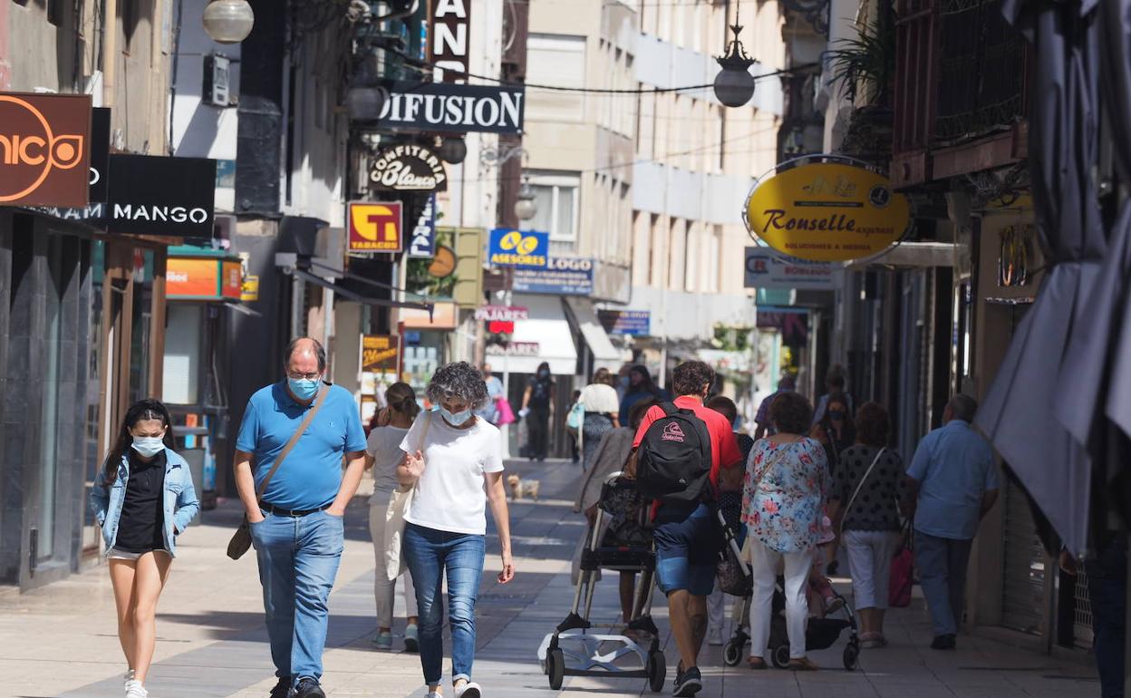 Varios ciudadanos caminan por la calle Consolación, una de las más céntricas y concurridas de Torrelavega. sane