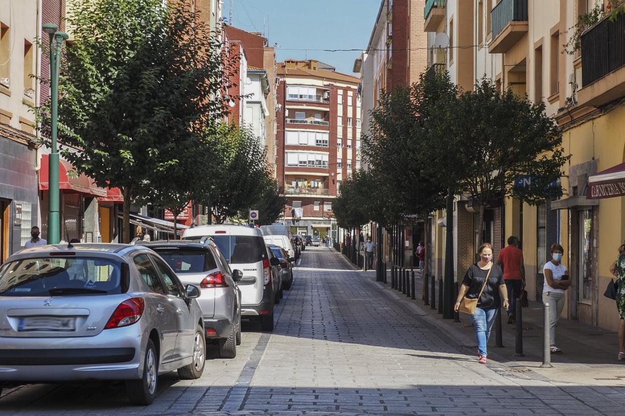 En un establecimiento comercial de esta calle, Juan XXIII, celebraron el bautizo en torno a 50 hombres. 