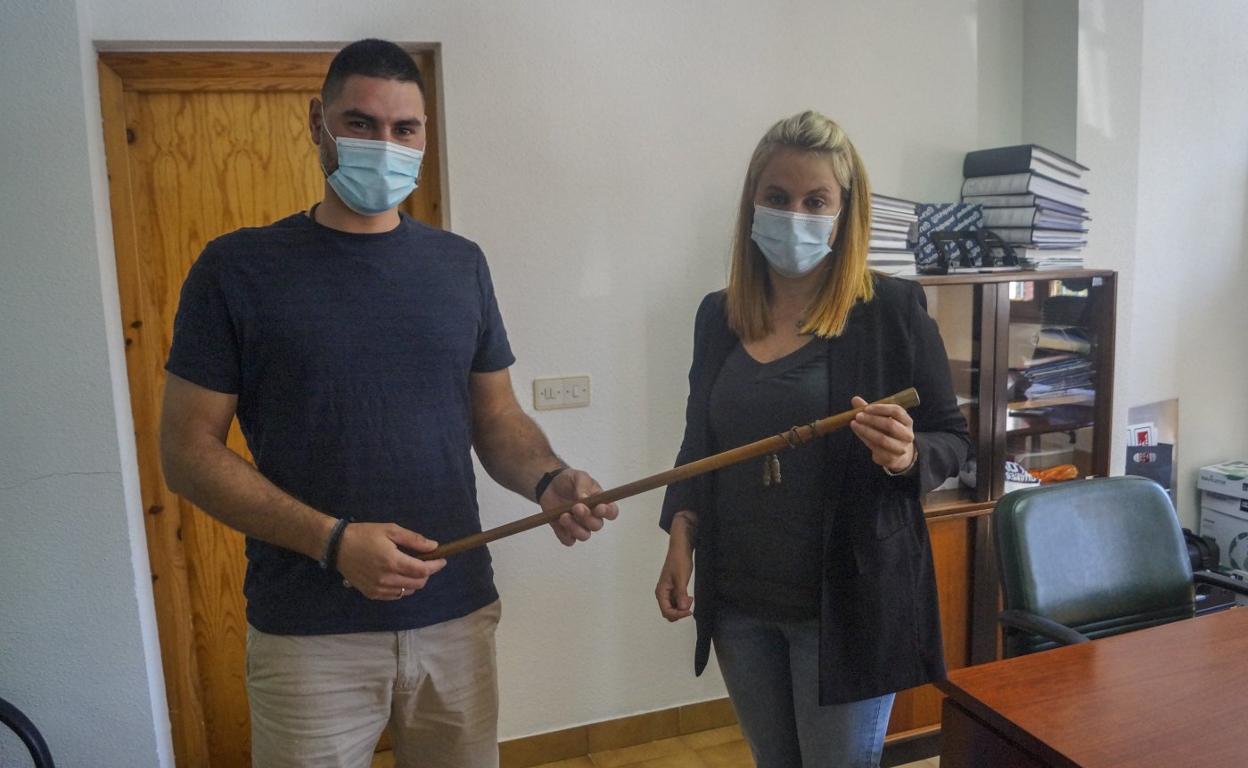 Javier Pérez entregó el bastón de mando a su sucesora, Esther Gómez. 