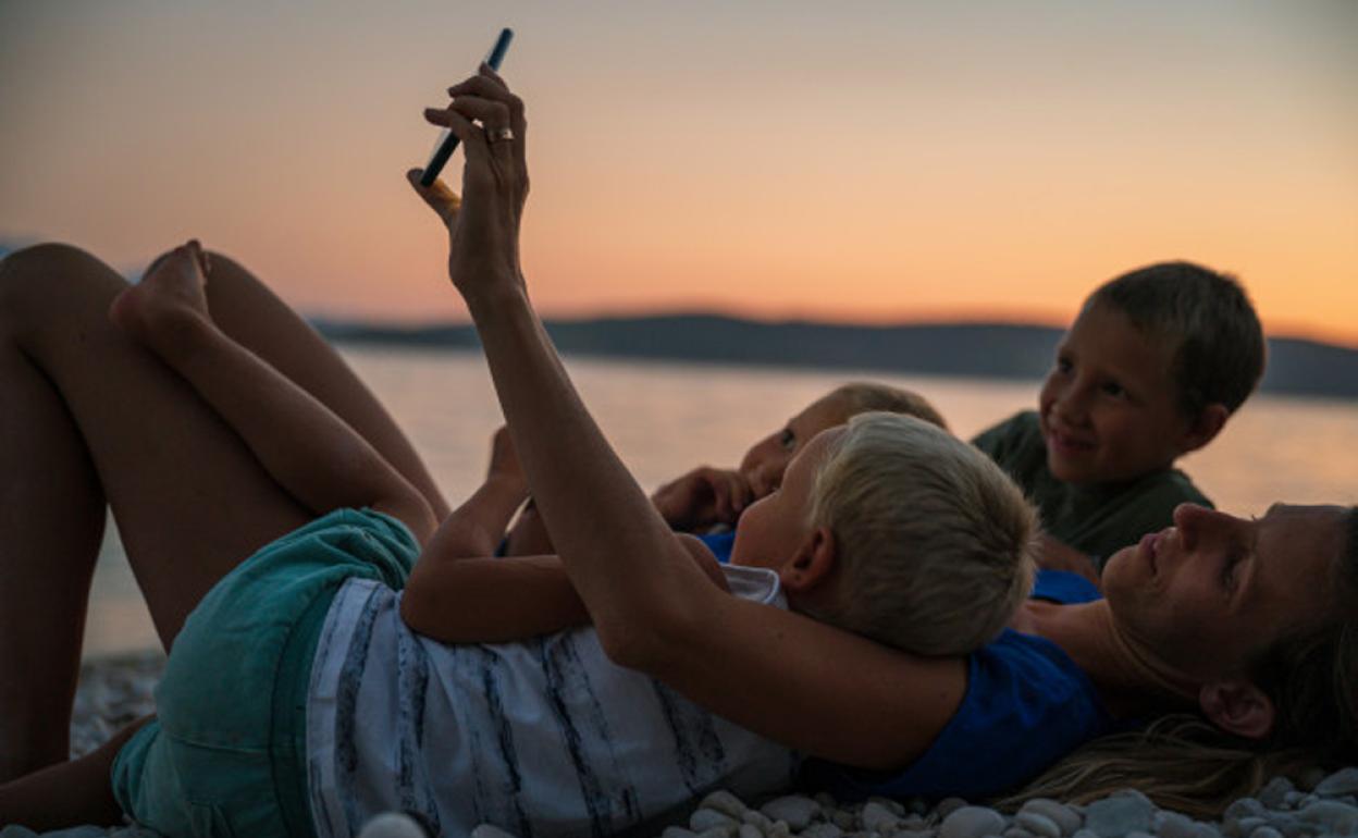 'Selfie' de una madre con sus pequeños.