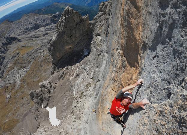 Iker Pou escalando el largo más complicado de la ruta co dificultad de 8c.