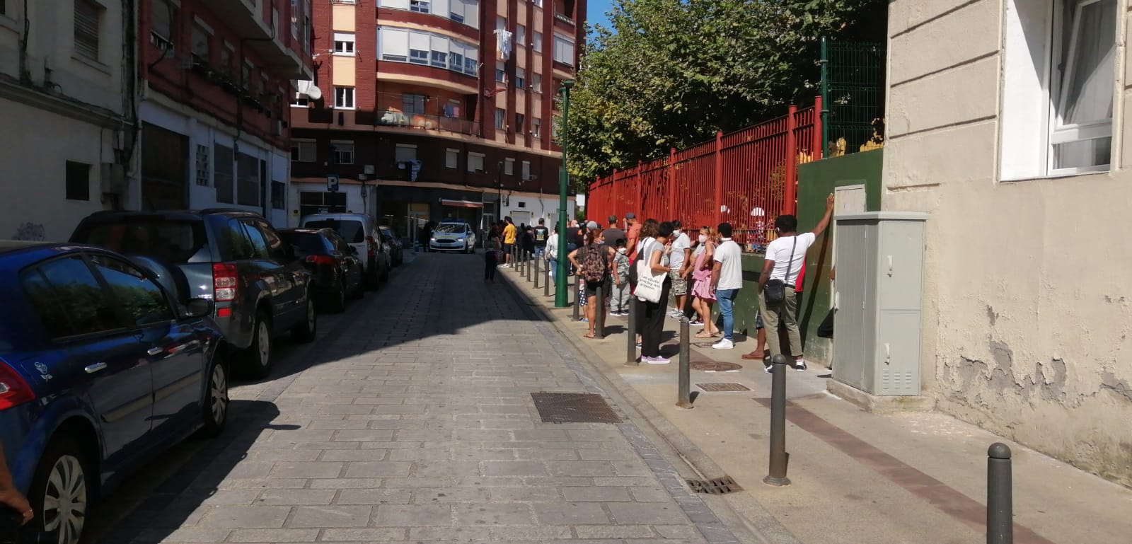 Ya hay 68 casos positivos, entre ellos varios niños, tras el bautizo que dio origen al brote. El Gobierno recomienda a los vecinos que no salgan de casa y suspende las clases en el colegio José María de Pereda