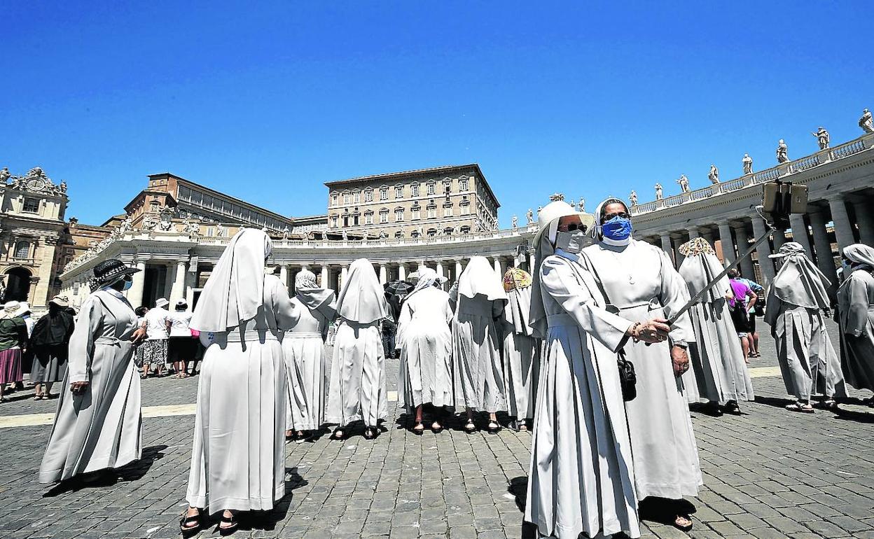 Un grupo reducido de monjas se dispone a asistir al Ángelus del Papa en la plaza de San Pedro. 