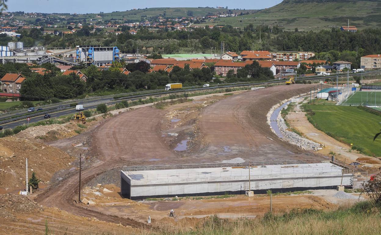 Imagen de la obra del ramal de continuidad a la altura de Polanco, donde se aprecia una de las 29 nuevas estructuras que exige levantar el proyecto. 