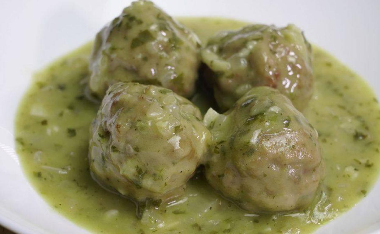 La salsa verde es un clásico para acompañar cualquier receta de pescado. 