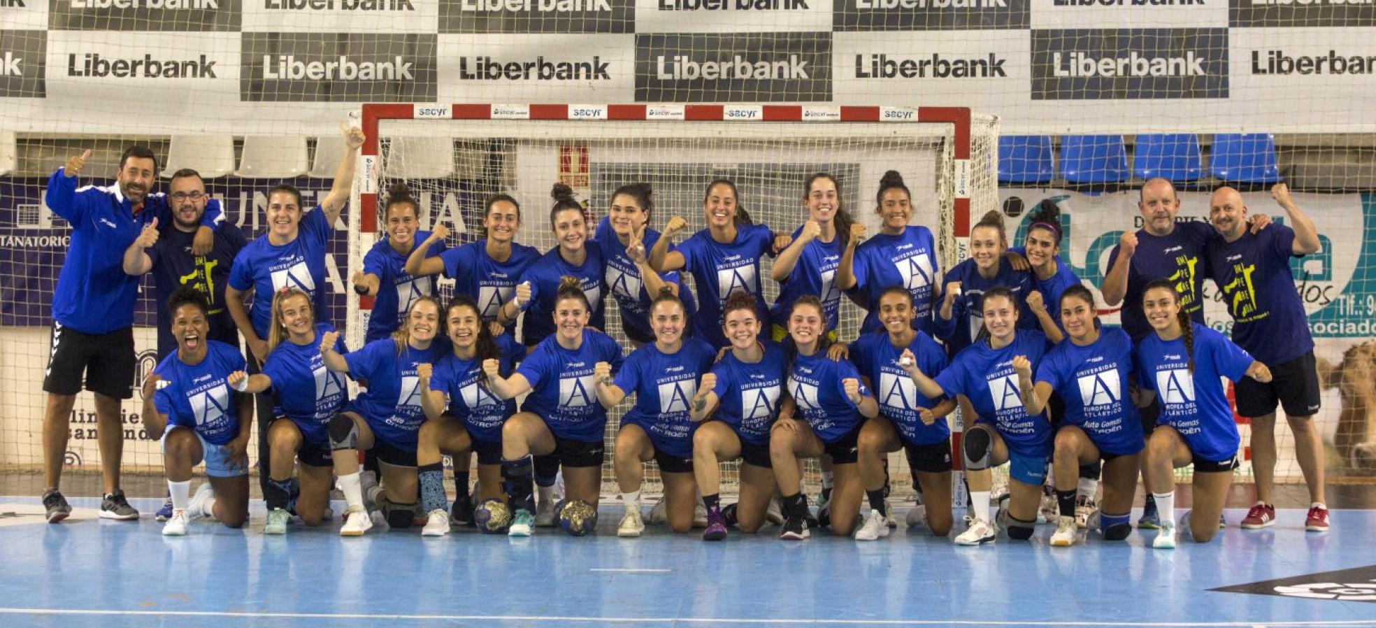 El cuerpo técnico con Santi Abascal, Ángel Zorrilla, Sergio Bárcena y Sergio Villa junto a Marta Sainz, Leire Carcamo, Ana Barquín, Belén Saez, Isaura Almeida, Sandra Rodríguez, Tania Mínguez, Andrea Pellón, Sol Ceballos, Sheila Hiraldo, Aida Brull, Alba Fernández, Danielle Sousa, Verónica Berastain, Yadira Morales, Lydia Blanco, Paula González y Marina González. 