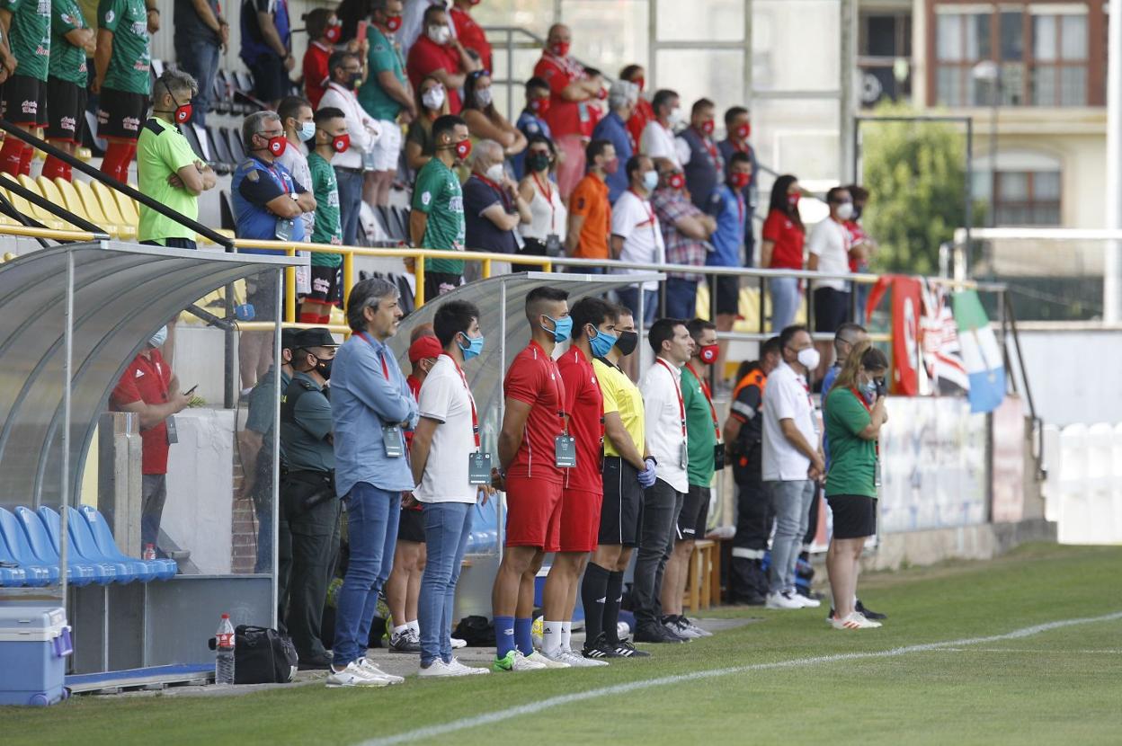 Partido por el ascenso entre Gimnástica y Laredo, aún sin público en el Fernando Astobiza de Sarón, pero con invitados de los clubes. Luis Palomeque