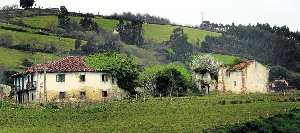 Estado de ruina en el que se encuentra todo el conjunto del antiguo Lazareto de Abaño, con la capilla a la derecha. 