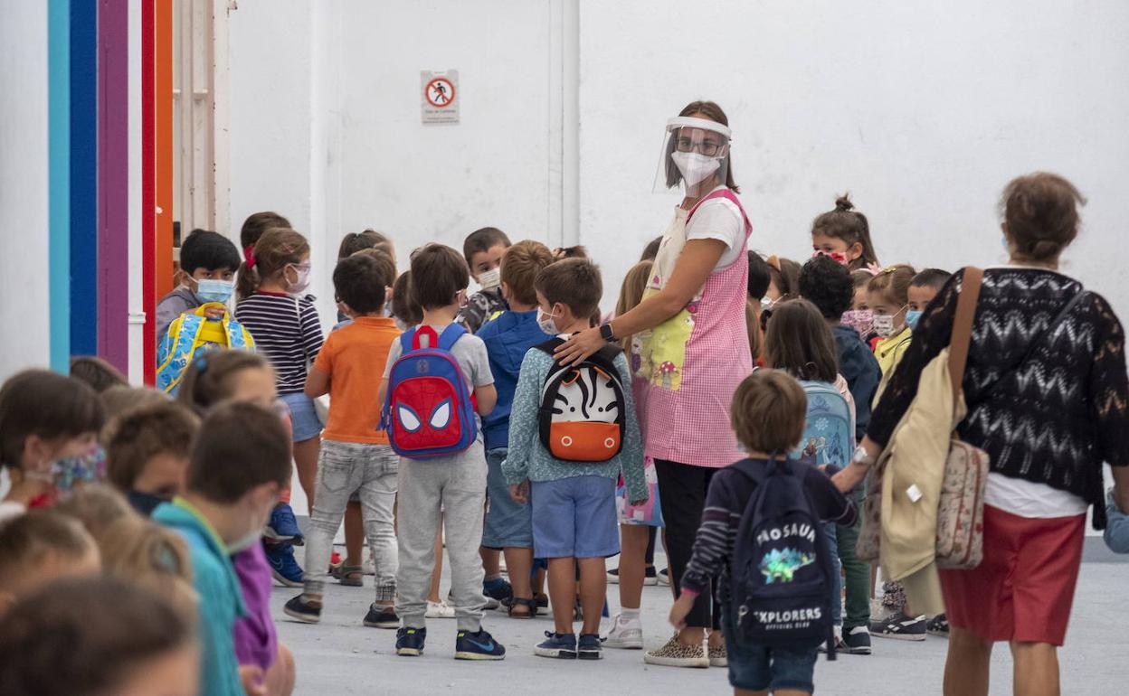 El bipartito rechaza hacer pruebas PCR masivas a los docentes cántabros