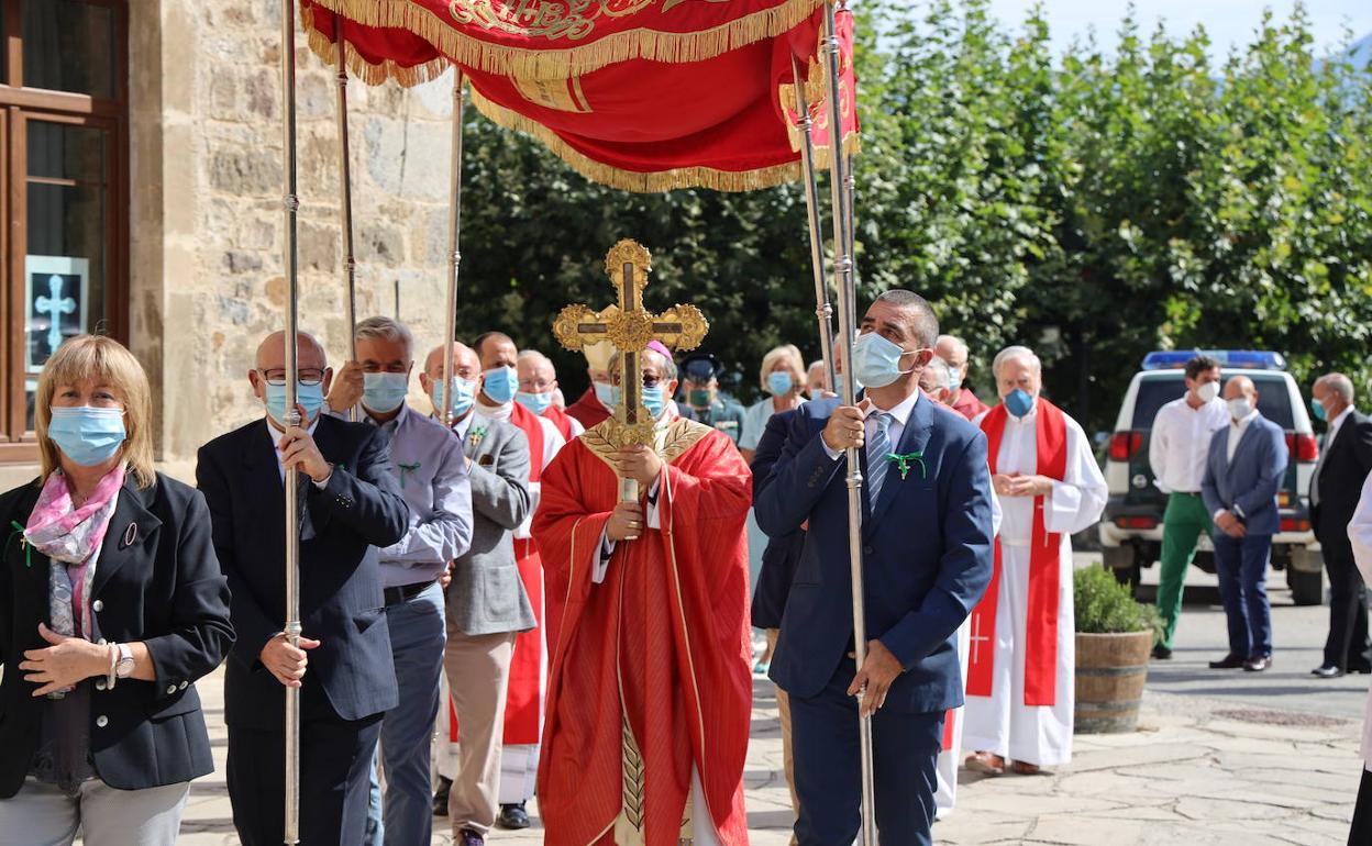 Bernardito Auza, Nuncio de la Santa Sede en España, llevó bajo palio la Reliquia del Lignum Crucis.